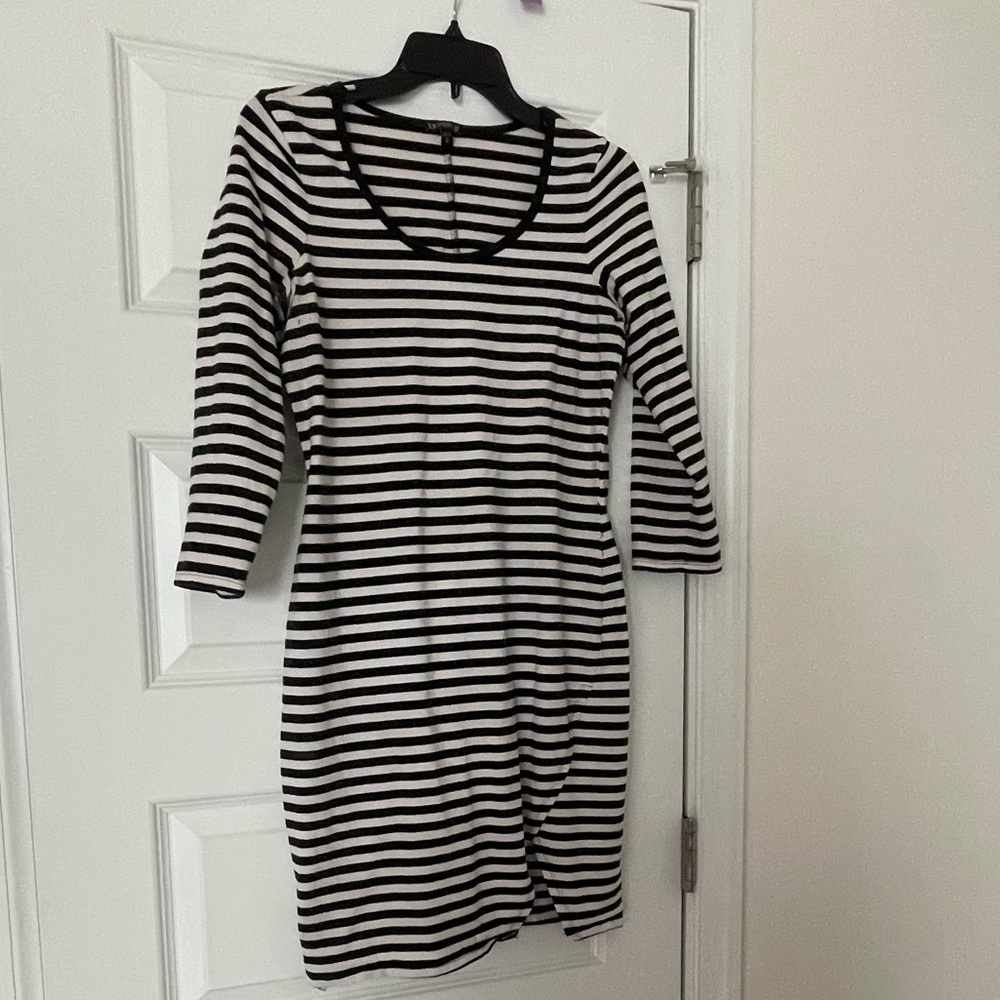 EUC Express Black & White Striped Stretch Figure Hugging Dress, Sz M, 3/4 Sleeve